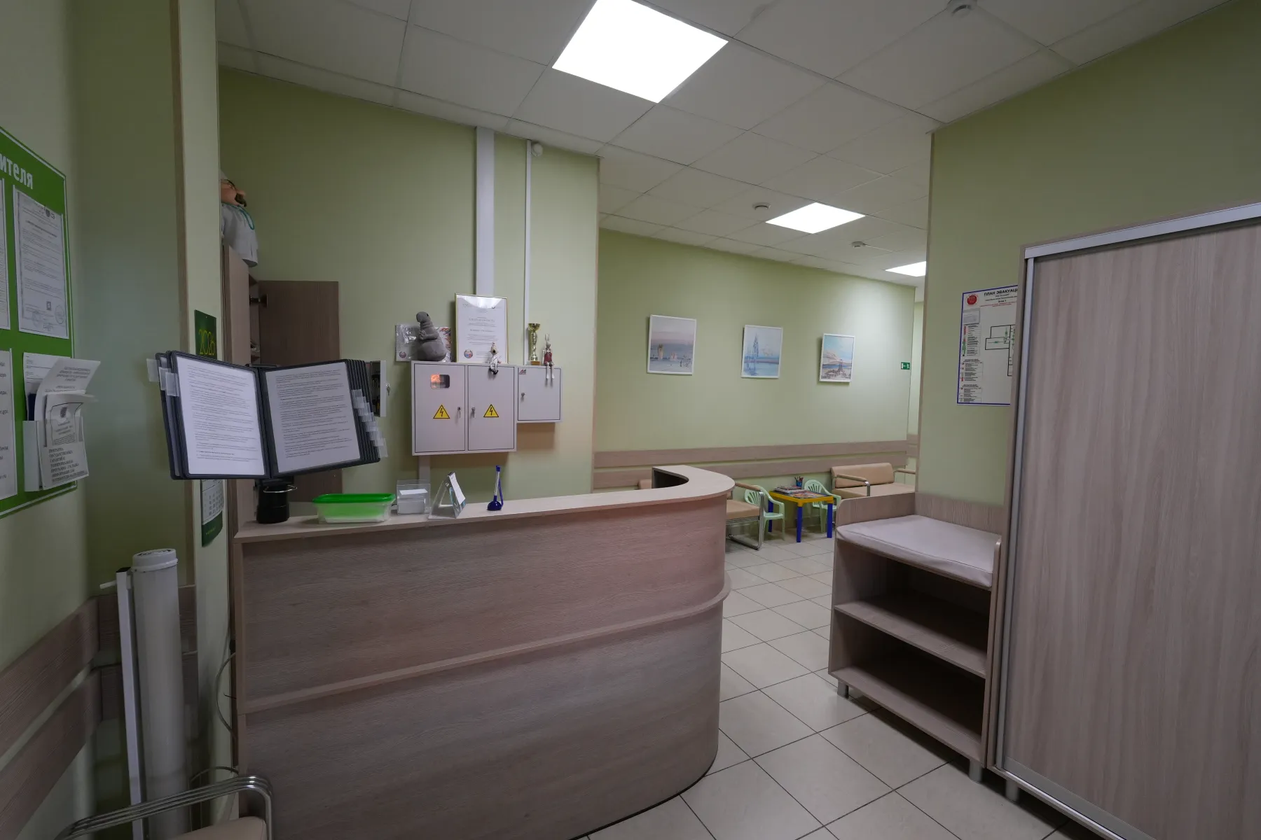 Стойка администратора и зона ожидания центра «ОстеоНик»